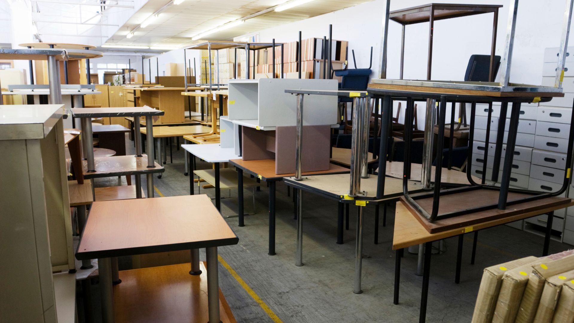 Móveis de Madeira vs. Móveis de Aço: Qual a Melhor Escolha para Sua Empresa?